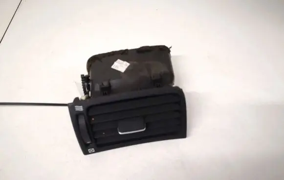 Toyota Avensis T250 Dash center air vent grill