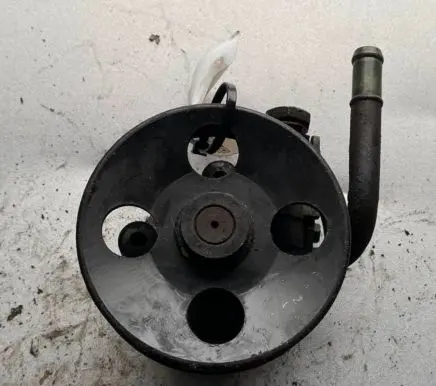 KIA Carens II Power steering pump