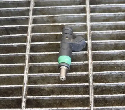 Audi A6 S6 C5 4B Fuel injector 06C133551