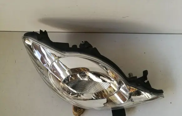 Peugeot 107 Headlight/headlamp 811100H030