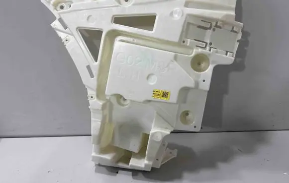 Rear bumper mounting bracket