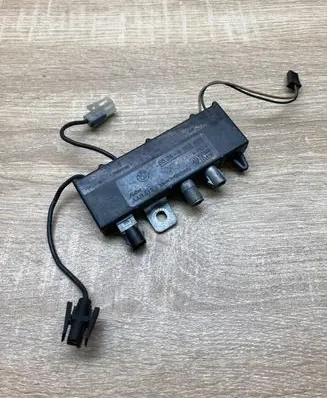 BMW 5 E39 Aerial antenna amplifier 8352489