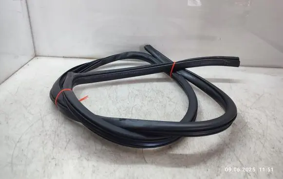 Mitsubishi L200 Rear door rubber seal (on body) 