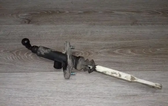 Volvo V70 Clutch slave cylinder 8636540