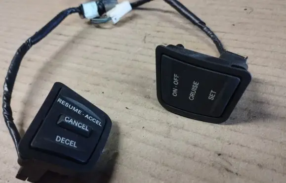 Steering wheel buttons/switches