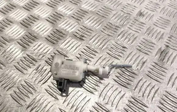 Volkswagen Touran II Fuel tank cap lock motor 1T0810773A 1K5959782
