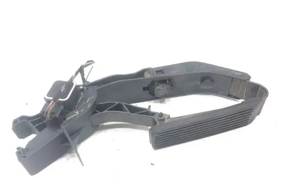 Accelerator throttle pedal