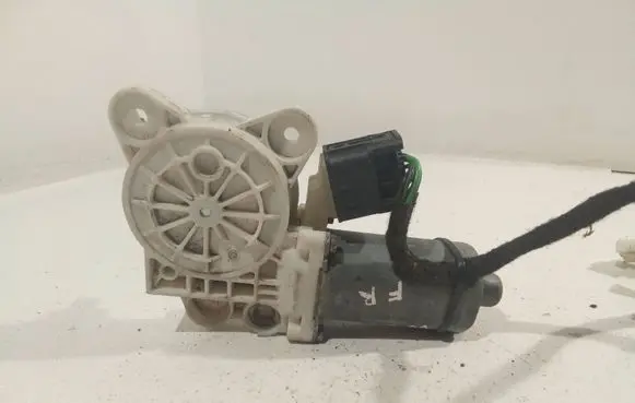Mercedes-Benz E W211 Front door window regulator motor A2118203042