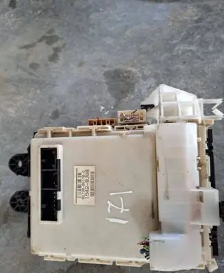 Toyota Avensis T270 Fuse module 8273005170C 15429J08
