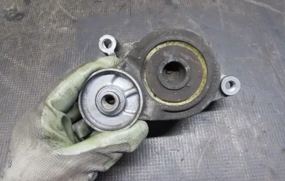 Mazda 3 I Generator/alternator belt tensioner