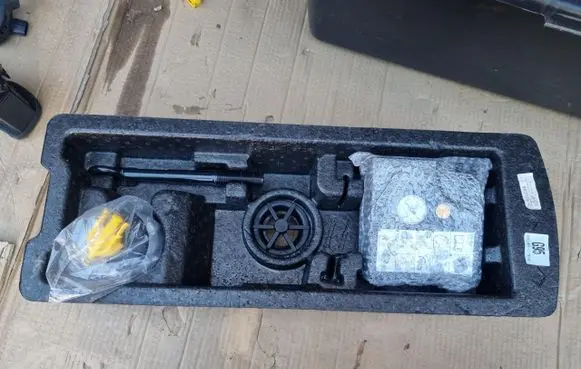 KIA Xceed Tire air pump compressor 09100-J7950
