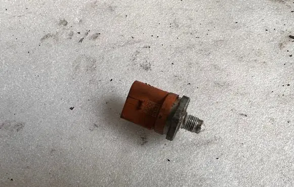 Audi A3 S3 8P Fuel pressure sensor 06J906051D