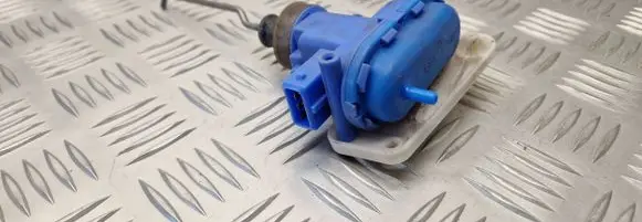 Audi 80 90 S2 B4 Central locking vacuum pump 893862123