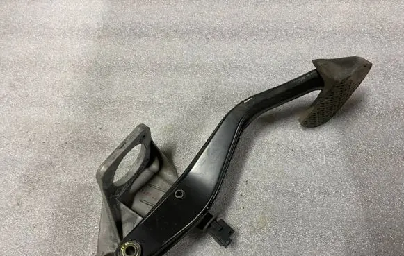 Mercedes-Benz E W211 Brake pedal A2112901519