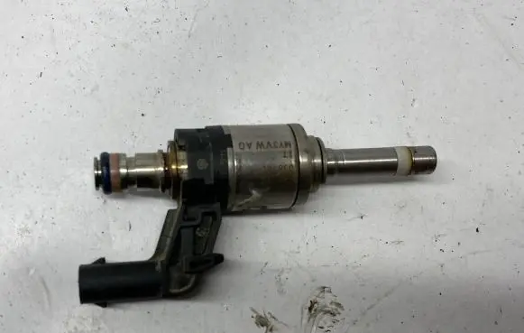 Volkswagen Jetta VII Fuel injector 04E906036