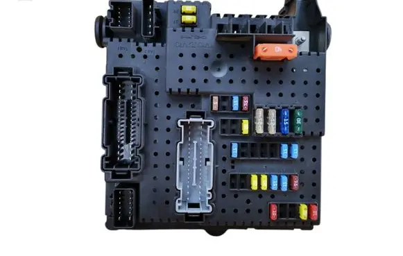Volvo XC90 Fuse module 30728512 06W324 28017881