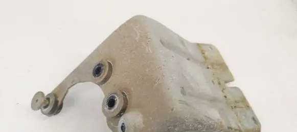 Volvo V70 Engine mounting bracket 