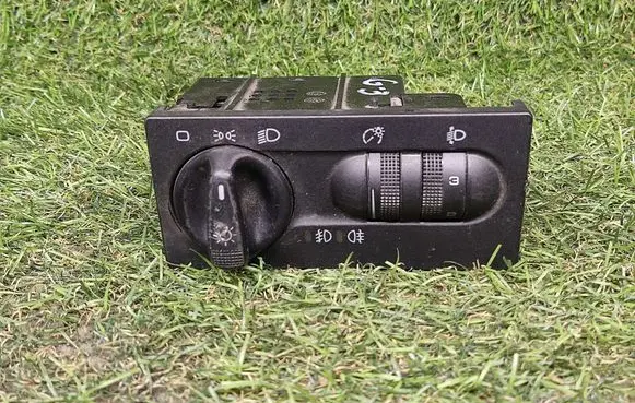 Volkswagen Golf III Light switch 1H6941531P