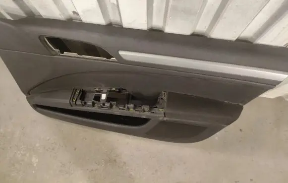 Skoda Superb B6 (3T) Front door card panel trim