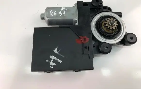Volvo S40 Front door window regulator motor 979038100