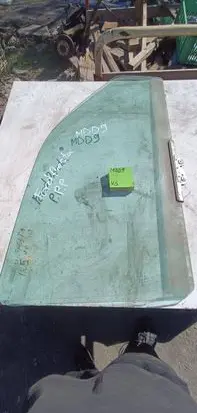Ford Fiesta Front door window glass four-door 1212123