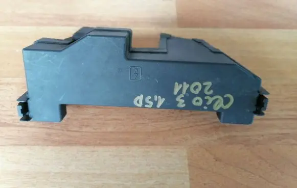 Renault Clio III Fuse box cover 8200267011