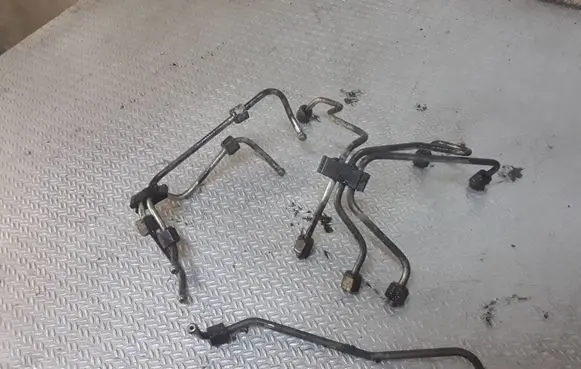 Volvo V70 Fuel injector supply line/pipe 