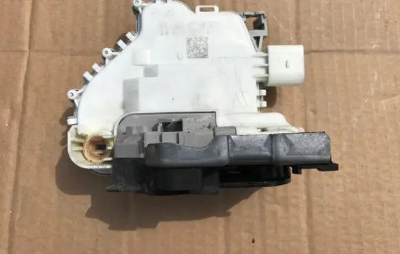 Audi A3 S3 8V Front door lock 8X2837016B