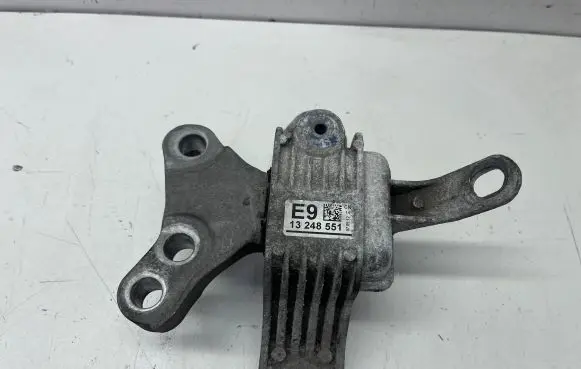 Opel Zafira C Engine mount bracket 13248551