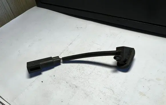 Ford C-MAX I Windshield washer spray nozzle 4M5117666A