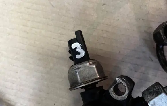 Ford Focus Fuel pressure sensor 5WS40039
