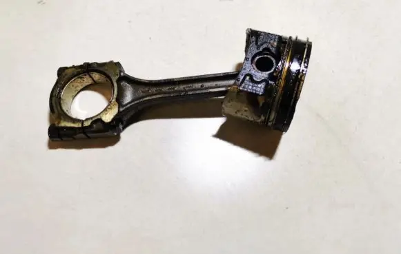 Nissan Almera N16 Piston with connecting rod