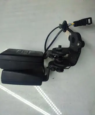 Audi A3 S3 8V Middle seatbelt buckle (rear) 8V0587739