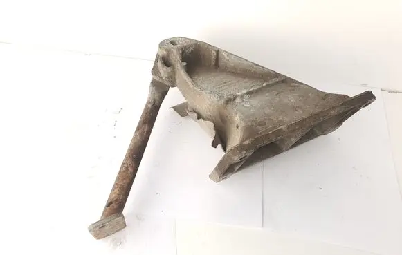 Engine mounting bracket