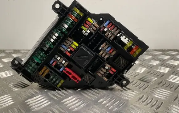 BMW 5 F10 F11 Fuse module 9252813