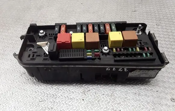 Opel Vectra C Fuse module 13112918