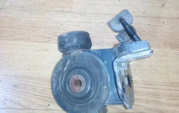 Mazda MPV Engine mount bracket
