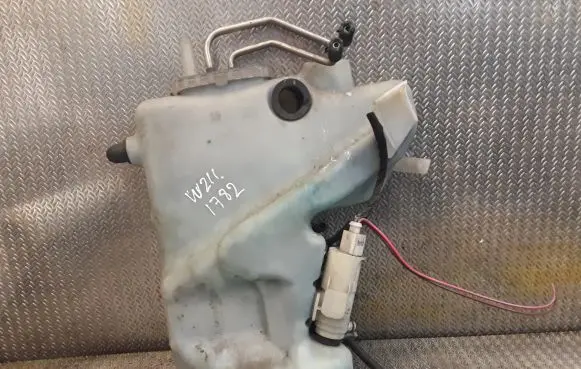 Mercedes-Benz E W211 Windshield washer fluid reservoir/tank 2118600560 A2118600560