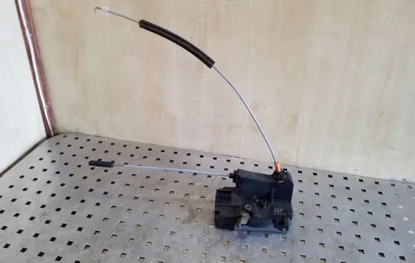 Opel Meriva A Front door lock 13154792