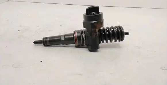 Skoda Fabia Mk1 (6Y) Fuel injector 038130073J