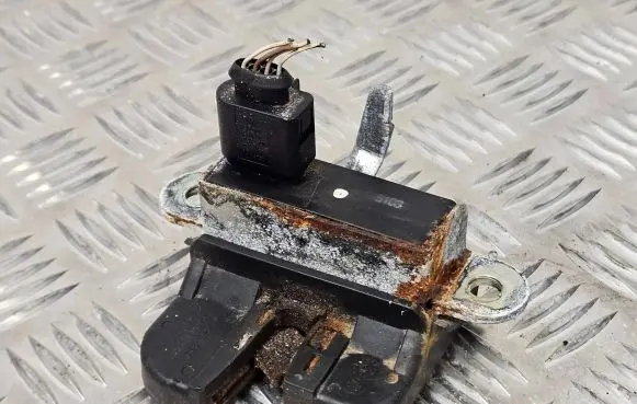 Volkswagen Golf V Loading door lock 1K6827505B