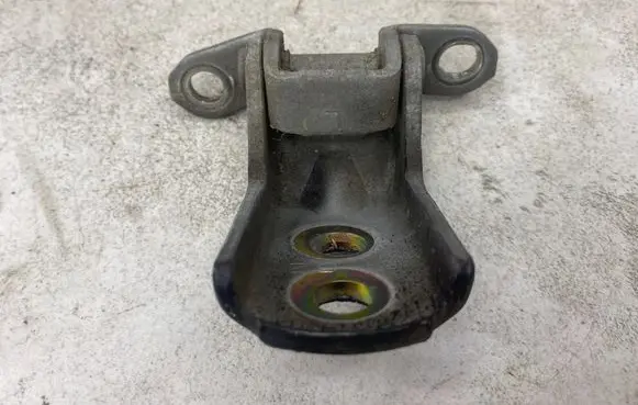 Nissan X-Trail T30 Front door lower hinge 