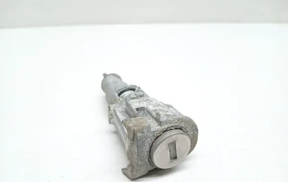 Skoda Octavia Mk2 (1Z) Front door lock (next to the handle) 