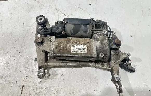 Audi Q7 4L Air suspension compressor/pump 7L8616006F