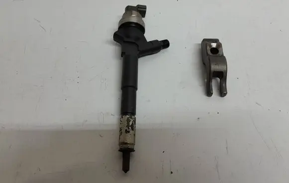 Opel Astra J Fuel injector 55567729