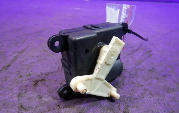 Nissan Primera A/C air flow flap actuator/motor 3T05030820