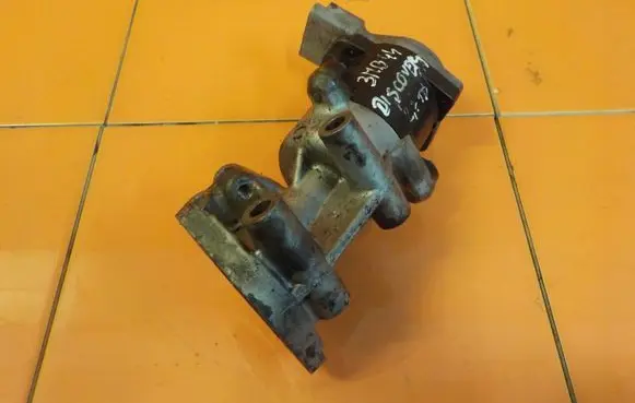 Land Rover Discovery 3 - LR3 EGR thermostat 4R8Q9D475AC