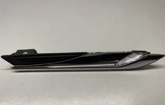 Front fender indicator light