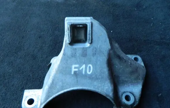 BMW 5 F10 F11 Engine mounting bracket 6775914