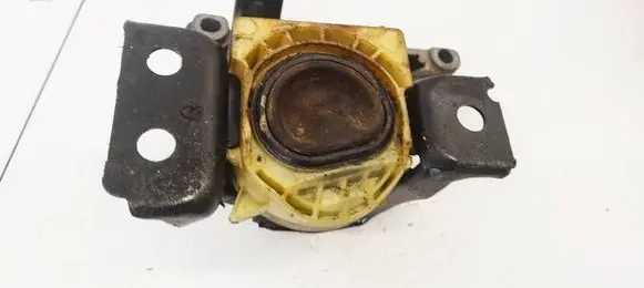 Dacia Sandero Engine mount bracket